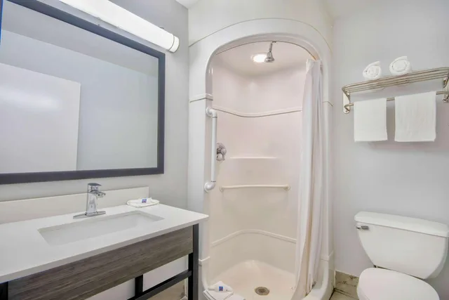 غرفة بسرير كوين للمدخنين، Motel6 Russellville, AR 10/10