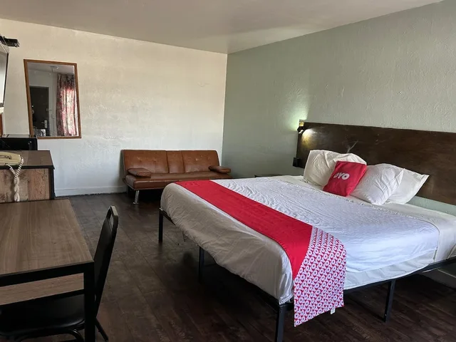 غرفة بسرير كينج مع أريكة سرير، OYO Hotel Downtown Peoria I-74 3/10