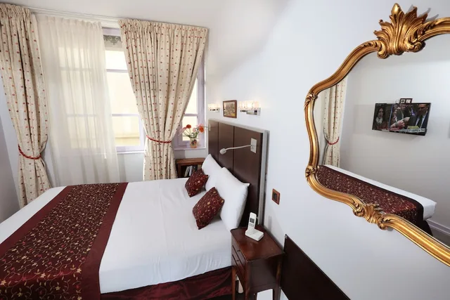 غرفة بسرير مزدوج بإطلالة على المدينة، Hotel Des Celestins 1/3