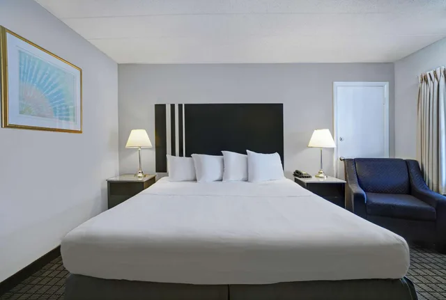 1 King Bed - Mobility Acc Tub Smk Micfridge، Motel6 Washington, PA 9/10