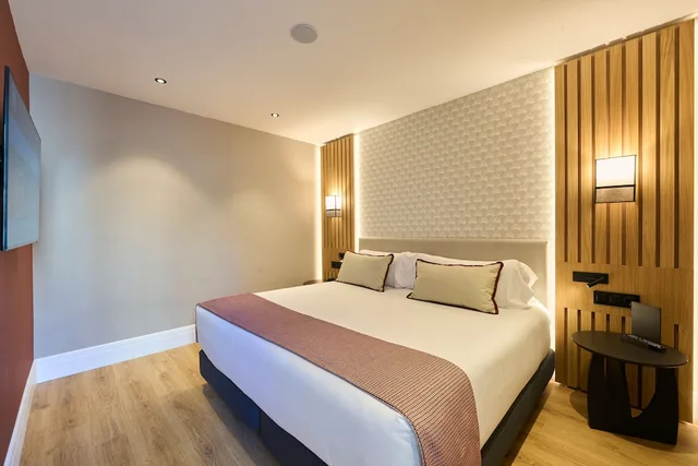 جناح ديلوكس بسرير مزدوج بمسبح خاص، Hotel Catalonia Ramblas 1/3