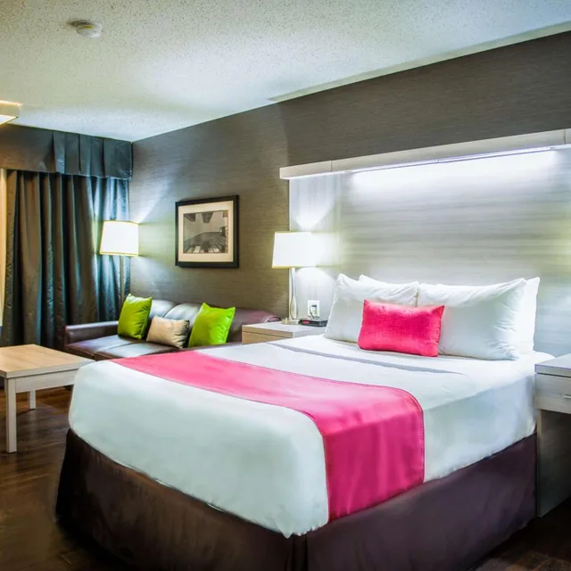 غرفة بسرير كوين مع أريكة، Village Park Inn Calgary 1/4