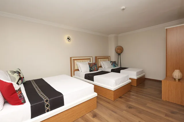 غرفة قياسية رباعية بسرير مزدوج وسريرين منفصلين، Azze Hotel 1/10