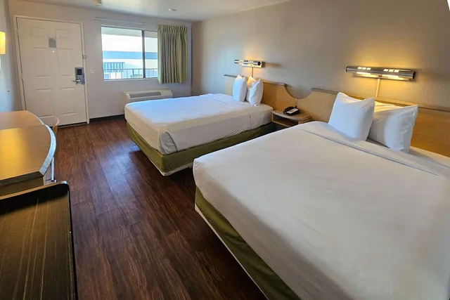 غرفة قياسية بسريرين كوين، Rodeway Inn & Suites Rancho Mirage - Palm Desert Area 5/10