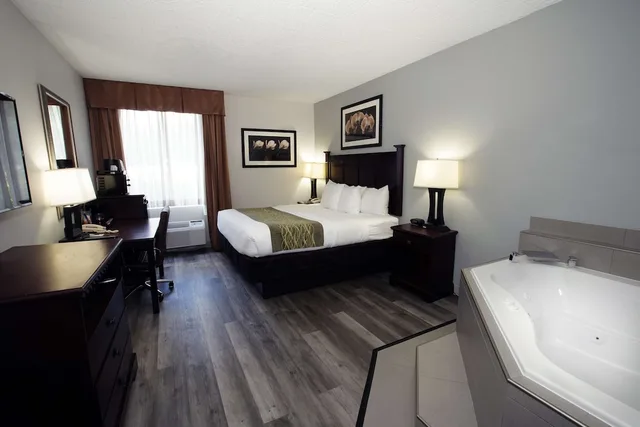 غرفة قياسية بسرير كينج بحوض جاكوزي، Best Western Paramus Hotel & Suites 5/10