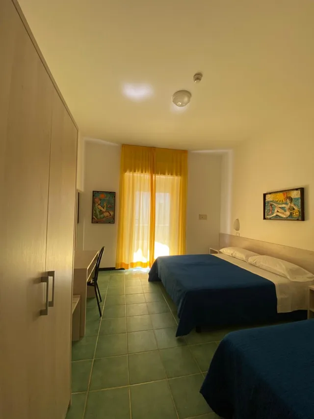 غرفة قياسية ثلاثية بشرفة، Hotel Plaza 4/10