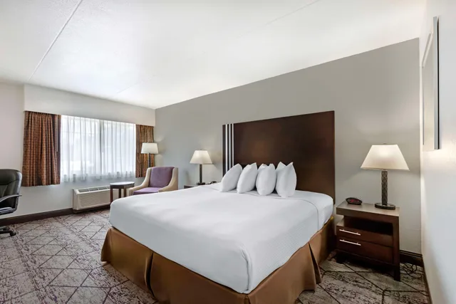 غرفة بسرير مزدوج، Best Western Plus Longbranch Hotel and Convention Center 2/4