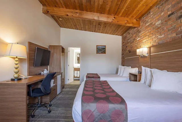 Deluxe, 2 Queen Beds, Ramada by Wyndham 1000 Islands/Gananoque 8/10