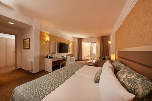 غرفة عائلية بسرير فردي بإطلالة على المتنزه بشرفة مع أريكة، Alua Sunny Beach Resort & Spa 2/5