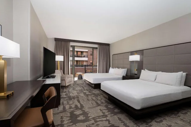 شقة سكنية بسريرين كوين بغرفة نوم واحدة مع أريكة، Hilton Promenade At Branson Landing 1/4