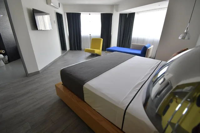 جناح بسرير كينج مع أريكة، Hotel Perla Central 4/9