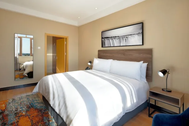 جناح بسرير كينج بإطلالة على الحديقة بغرفة نوم واحدة، Protea Hotel by Marriott Lusaka International Airport 2/3