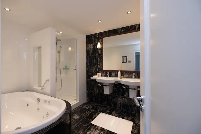جناح سوبيريور بسرير كينج، GOLDEN TULIP HOTEL CENTRAL 5/6