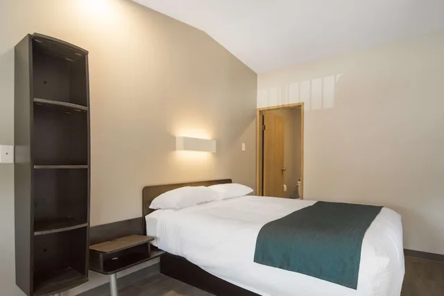 غرفة قياسية بسرير كوين بمطبخ، Motel6 Saanichton, BC - Victoria Airport 8/10