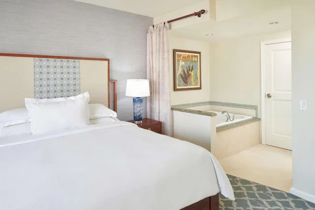 جناح بسرير كينج بغرفة نوم واحدة بإطلالة جزئية على البحر مع أريكة، Grand Waikikian By Hilton Grand Vacations 1/3