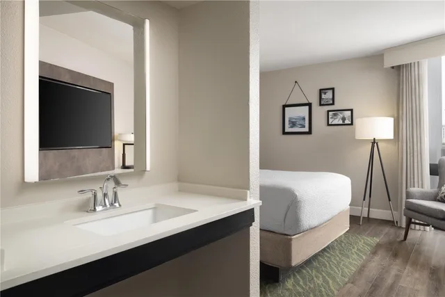 Room, Queen Bed, Accessible, The DEXTRO Little Italy, BW Premier Collection 4/5