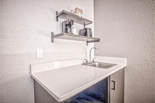 1 Queen Bed - Mobil Access Tub Nsmk Kitchen، Studio6 Effingham, IL 10/10