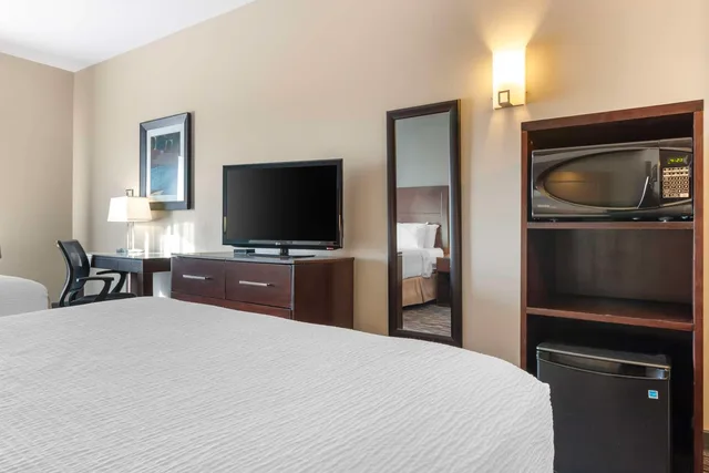 غرفة بسريرين كوين بحوض استحمام لذوي الإعاقة، Best Western Brandon Inn 2/4