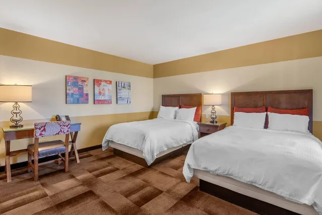 Standard, 2 Double Beds, Golf Course View، Carlton Oaks Lodge, Ascend Hotel Collection 2/5