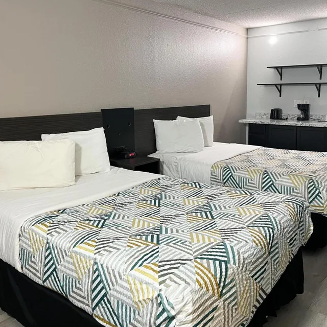 غرفة بسرير كينج وسريرين كوين، Studio6 Suites Dayton, OH - Englewood 1/4