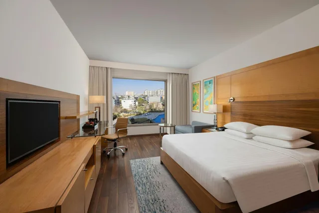 غرفة بريميير بسرير كينج، Courtyard By Marriott Gurugram Downtown 1/5