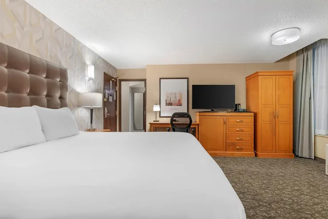 غرفة بسرير كينج مع أريكة، Drury Inn & Suites St. Louis Union Station 2/5