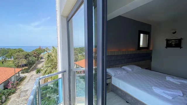 غرفة قياسية بسرير كوين وسرير فردي بغرفة نوم واحدة، Medos hotel 7/10