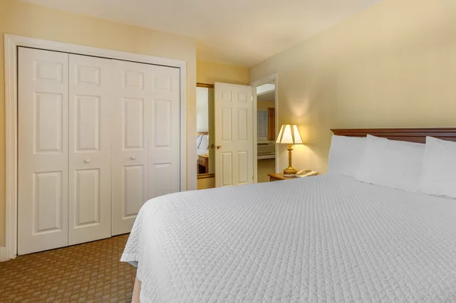 جناح بسريرين كوين بشرفة بغرفتي نوم مع أريكة، Ogunquit Hotel 7/10