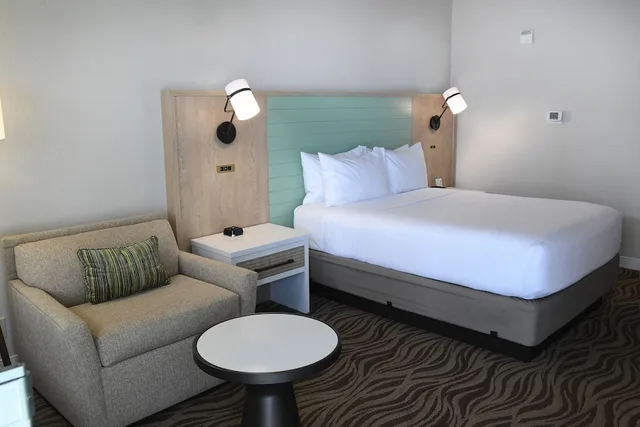 Room, King Bed, Exterior Entrance, Accessible، Wyndham Garden Lake Buena Vista Disney Springs Resort 2/5
