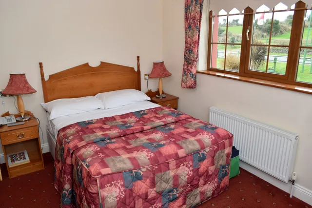 Room, Triple, Double and Twin Beds, Rhu Glenn 1/4