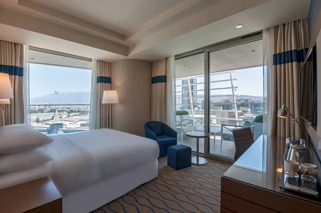 غرفة ركنية بسرير كينج بإطلالة على المدينة بشرفة، Four Points By Sheraton Izmir 1/7