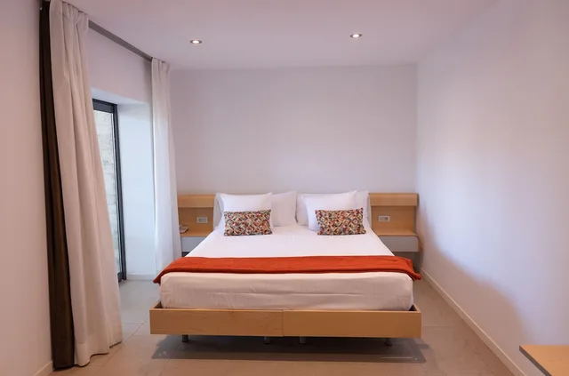 غرفة سوبيريور بسرير مزدوج بشرفة، NM Suites 1/3