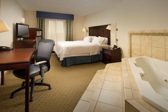 غرفة بسرير كينج بحوض جاكوزي بحوض استحمام، Hampton Inn Syracuse Clay 1/3