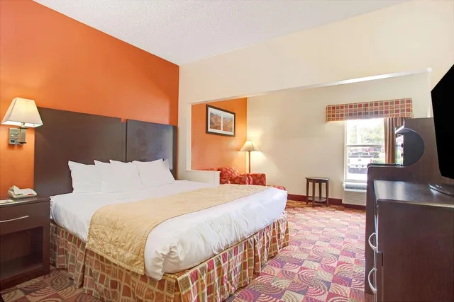 جناح ديلوكس بسرير كينج بحوض جاكوزي للمدخنين، Days Inn Suites By Wyndham Ridgeland 3/5