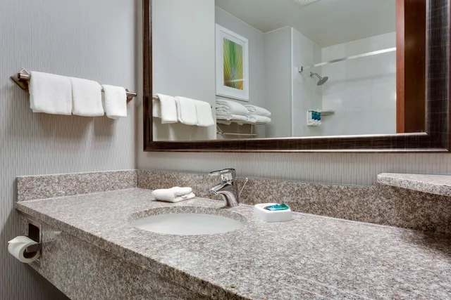 جناح بسريرين كوين بغرفتين مع أريكة، Drury Inn and Suites St Louis O Fallon IL 3/4