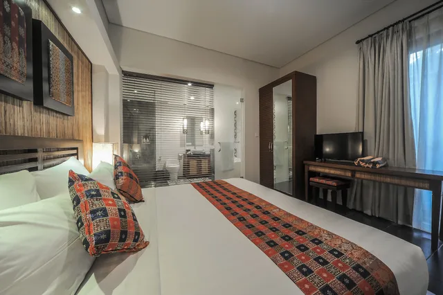 غرفة بسرير مزدوج وسريرين منفصلين بغرفتي نوم بمسبح خاص، Gaing Mas Jimbaran Villas By Gaing Mas Group 10/10