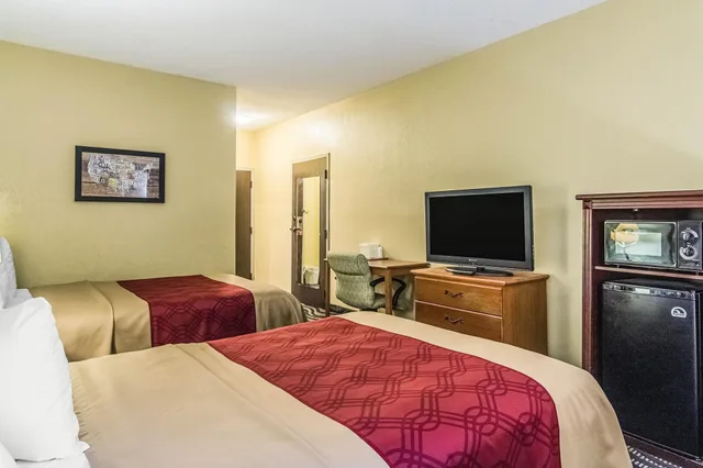 غرفة قياسية بسريرين مزدوجين يُسمح فيها بالحيوانات الأليفة، Econo Lodge Darien GA 1/4