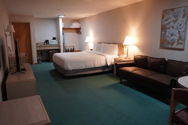 غرفة ديلوكس بسرير كينج بجاكوزي، Timberland Inn & Suites 4/10