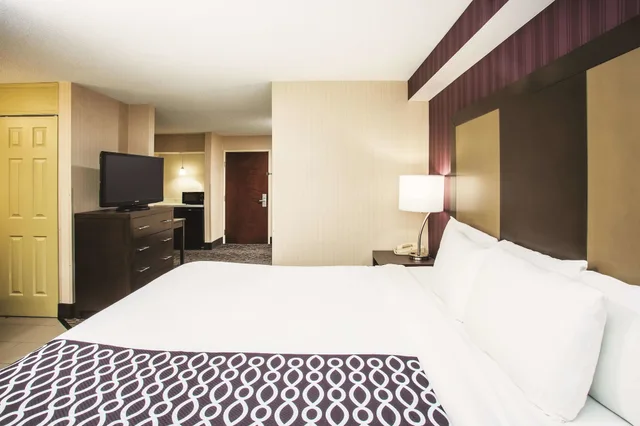Studio, Suite, King Bed, La Quinta Inn & Suites by Wyndham Newark - Elkton 2/4