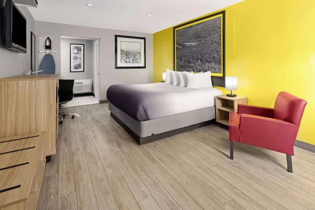Room, King Bed, Smoking, Super 8 by Wyndham Hazleton 2/3