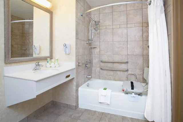 جناح بسريرين كوين لذوي الإعاقة، Holiday Inn Express and Suites Minot 2/3