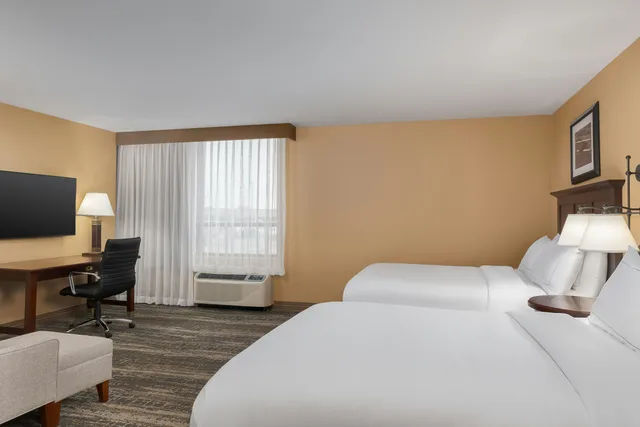 غرفة ديلوكس بسريرين كوين، Doubletree Cincinnati Airport 2/4