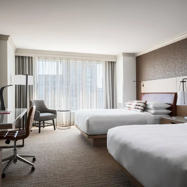غرفة بسرير كوين بإطلالة على المدينة في طابق منخفض لذوي الإعاقة، Baltimore Marriott Waterfront 3/10