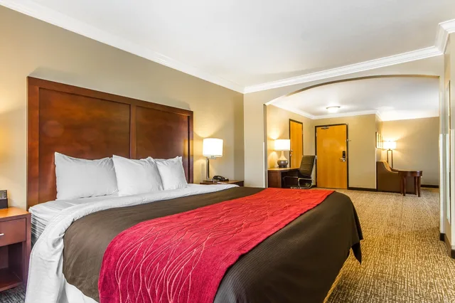 جناح بسرير كينج مع أريكة، Comfort Inn & Suites Redwood Country 2/4