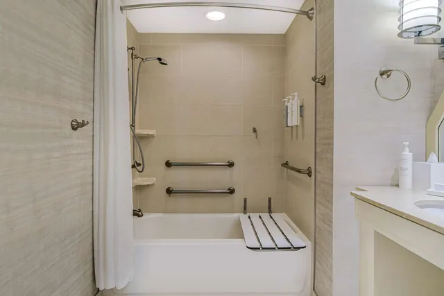 جناح ركني بسريرين كوين بحوض استحمام لذوي الإعاقة، Embassy Suites by Hilton Houston Downtown 2/2