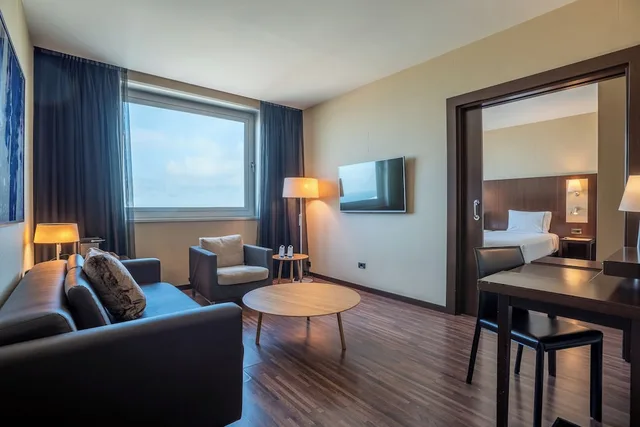 جناح جونيور بسرير كينج مع أريكة، Leonardo Royal Hotel Barcelona Forum 5/7