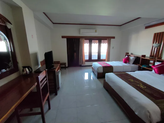 غرفة سوبيريور بسرير كوين وسرير فردي، Riverfront Hotel Mukdahan 2/3