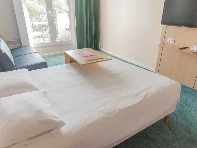 Family, Double Bed, Forest View, City View, Sofa، IBIS STYLES CHINON 3/10