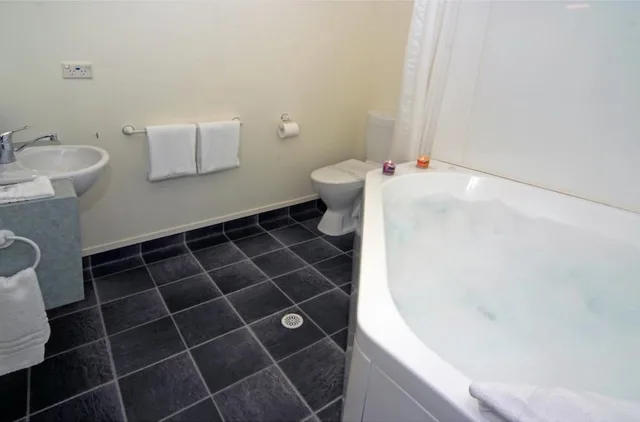 Spa, Deluxe, Suite, King Bed، Baycourt Lakefront Motel 7/10
