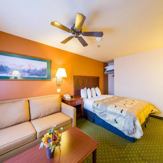 غرفة بسرير كوين، Alpine Inn & Suites 1/2